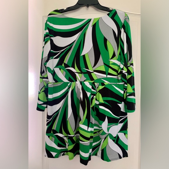 Tiana B Women’s Blouse XL Multicolor Green Black Top V neck Wrap Tropical Style - Picture 9 of 10